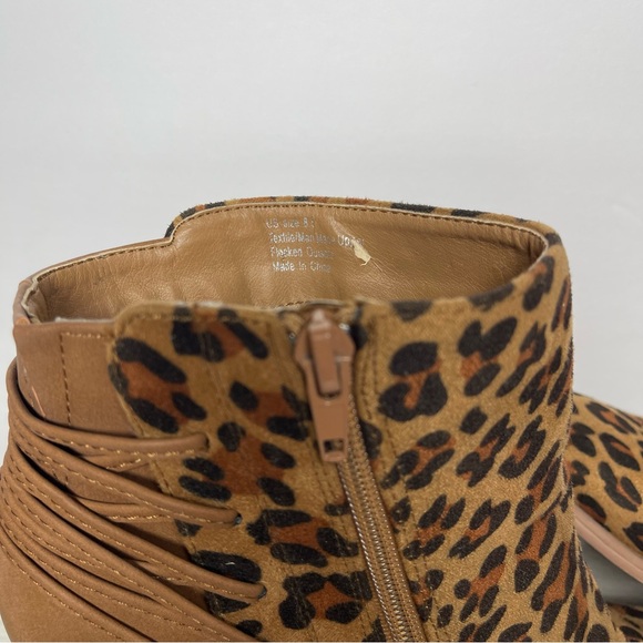 Very Volatile Women's Lacey Ankle Bootie Leopard Print Women's Size 8.5 - Picture 8 of 9